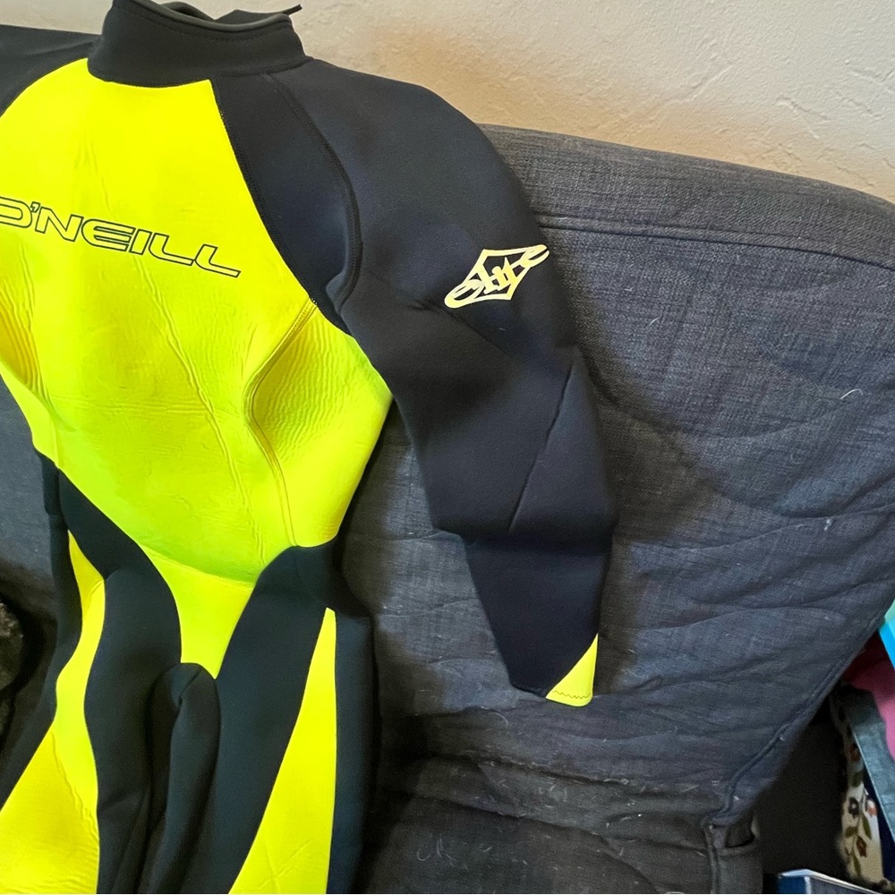 Women’s O’Neill full body neoprene wetsuit size 6